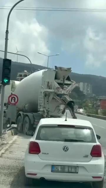 Seyir halindeki mikser, dönüş esnasında yolu betonla kapladı