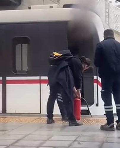 METRODAN ÇIKAN DUMAN KORKUTTU, YOLCULAR TAHLİYE EDİLDİ