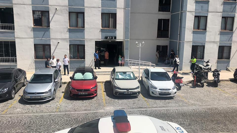 Genç yaştaki kadın ile erkek aynı dairede ölü bulundu