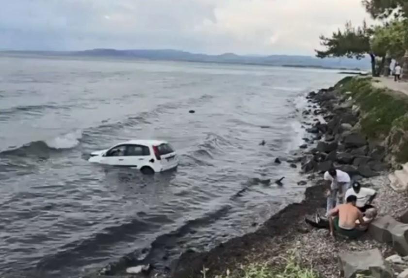 Kuşadası’nda otomobil denize uçtu