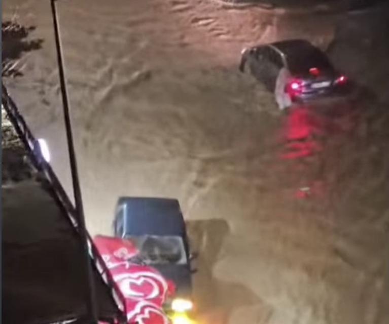 Sağanak nedeniyle yollar göle döndü