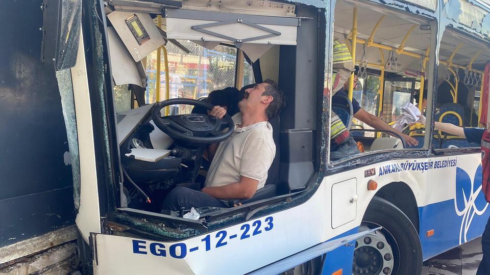 Belediye otobüsü kaza yaptı... Çok sayıda yaralı var