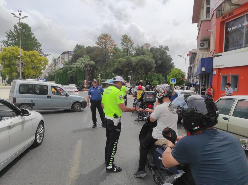 ARTAN MOTOSİKLET KAZALARI SONRASINDA DENETİMLER SIKLAŞTIRILDI MOTOSİKLET KAZASINDA AĞIR YARALANAN GENÇ YAŞAM SAVAŞI VERİYOR