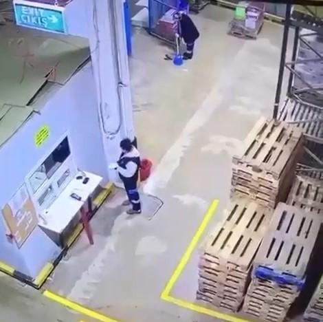 Paletlerin altında kalmaktan son anda kurtuldu