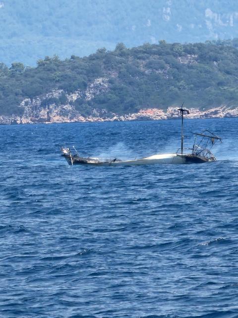 Yelkenli tekne alevlere teslim oldu