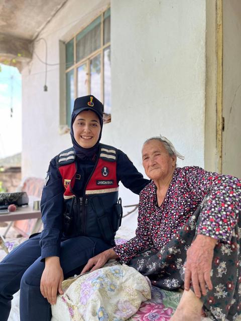 Ayşe ve Kübra teyzeye jandarmadan gönül ziyareti