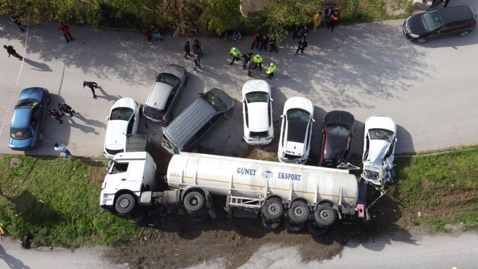 Yağ tankeri devrildi, 7 araç hasar gördü