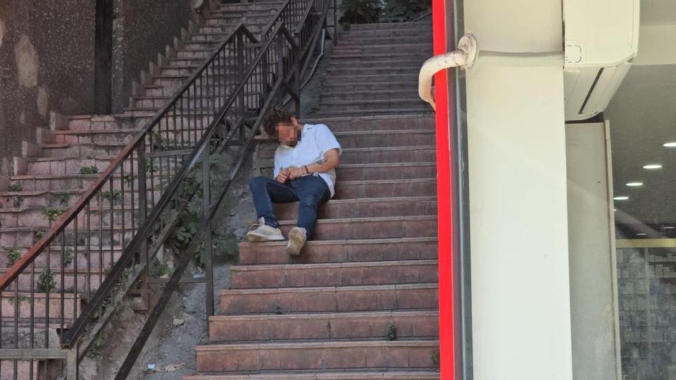 Merdivenlerde baygın bulundu: Hastaneye kaldırıldı