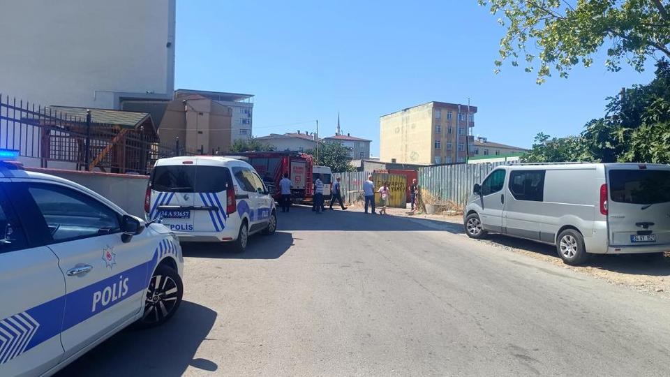 Çatıyı kaldırmaya çalışan 2 işçi altında kaldı: 1'i ağır yaralı