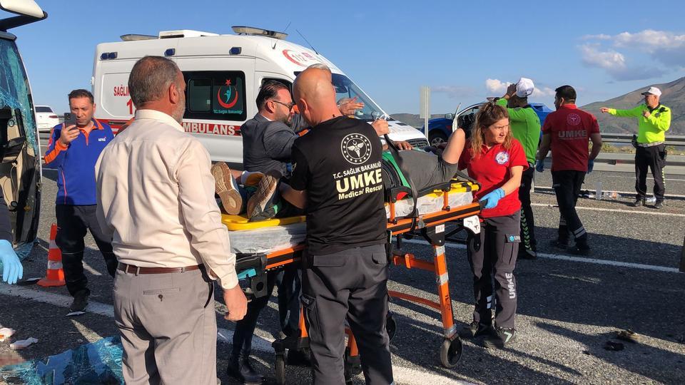 ELAZIĞ'DA YOLCU MİDİBÜSÜ KARŞI ŞERİDE GEÇEREK YAN YATTI: 25 YARALI