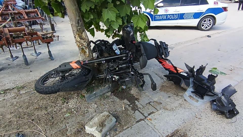 Kontrolden çıkan motosiklet ağaca çarptı: Sürücü hayatını kaybetti