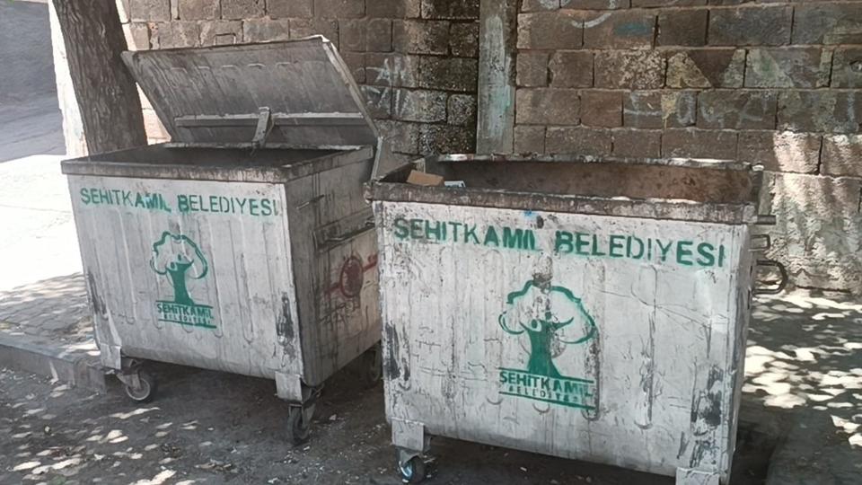 KARISINI ÖNCE ÖLDÜRMÜŞ SONRA ÇUVALLA SIRTLAYARAK ÇÖPE ATMIŞ CESEDİN ÇÖPE ATILDIIĞI ANLAR SANİYE SANİYE KAMERAYA YANSIDI KARISINI ÖLDÜRÜP ÇÖPE ATAN CANİ GÖZALTINA ALINDI