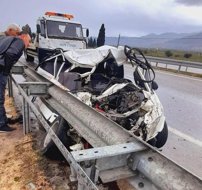 MANİSA'DA OTOMOBİL İLE KAMYON ÇARPIŞTI: 5 YARALI