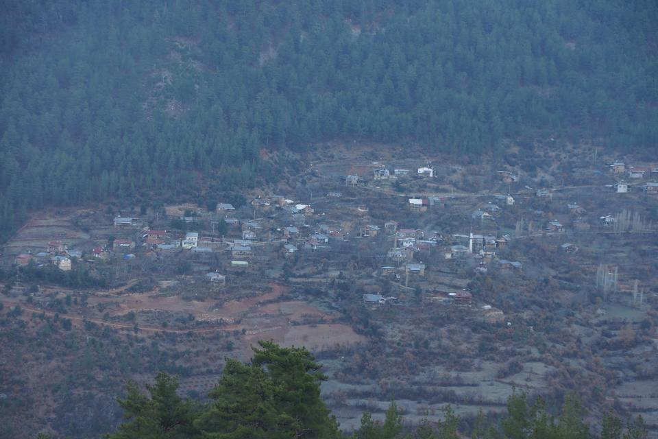 BU KÖYDE GÜNEŞ ANCAK SAAT 12.30'DA GÖRÜLEBİLİYOR KARAMAN'DA KUTUPLARI ARATMAYAN KÖYDE 2 AY BOYUNCA VATANDAŞLAR GÜN BOYU GÜNEŞİ SADECE 3 SAAT GÖRÜYOR
