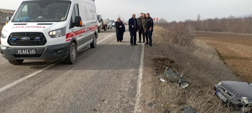 Kafa kafaya çarpışan iki otomobilde 3 kişi yaralandı, araçlar hurdaya döndü