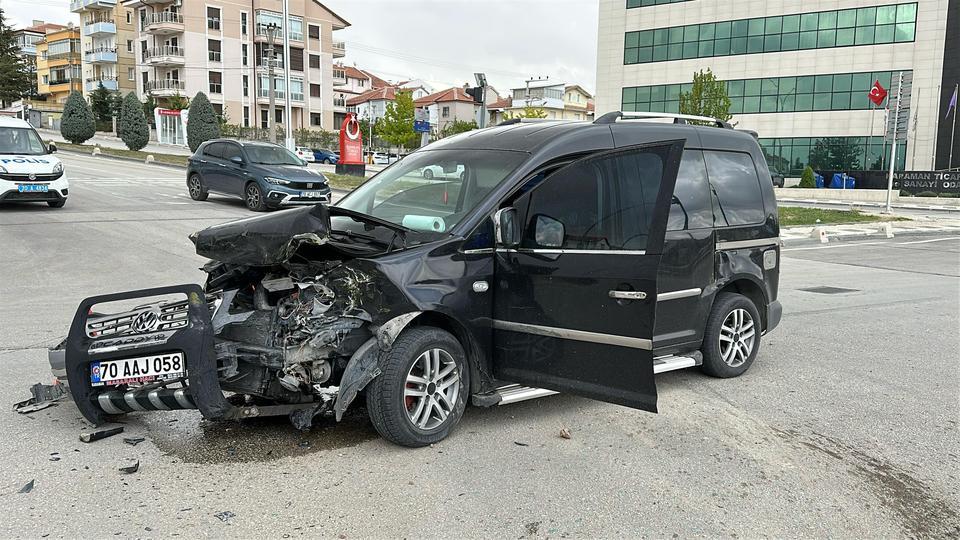 İki hafif ticari araç çarpıştı: 2 yaralı
