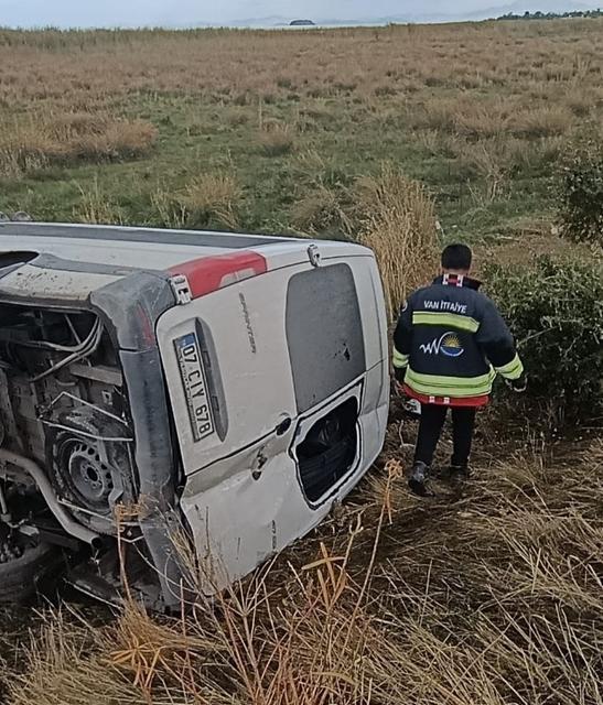 Minibüs kontrolden çıktı: 6 yaralı