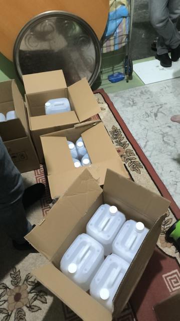 PAZARCI ŞÜPHELİYE OPERASYON: ARACINDAN VE EVİNDEN 121 LİTRE SAHTE İÇKİ ÇIKTI SAHTE İÇKİLERİ SU ŞİŞESİNE DOLDURMUŞ OPERASYON ANI KAMERADA