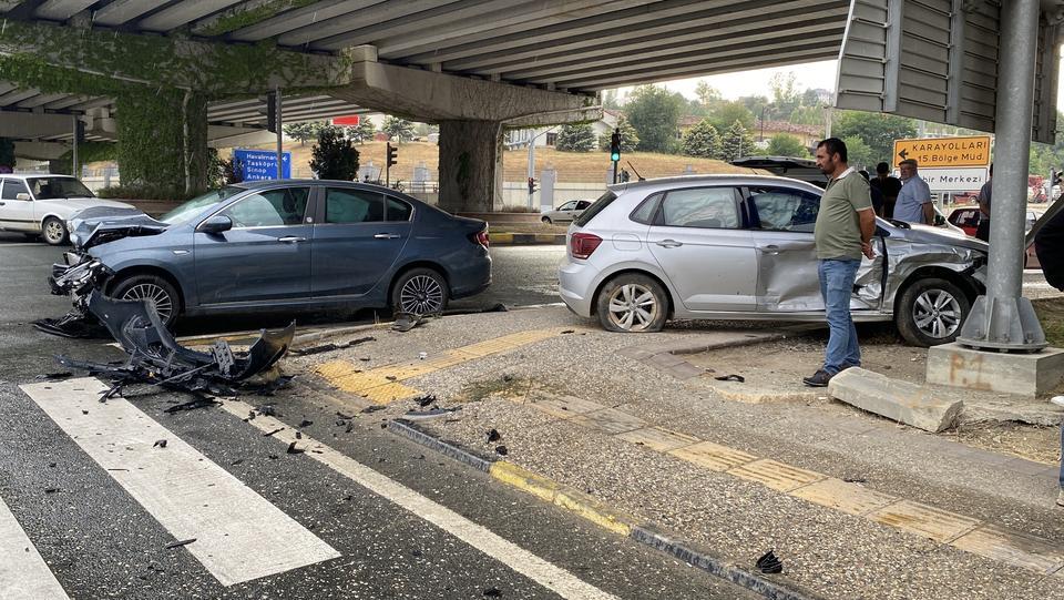 Köprülü kavşakta kaza: 3 araç birbirine girdi