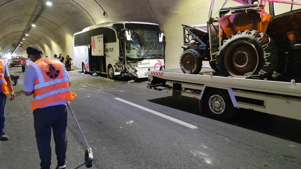 Tünelde yolcu otobüsüyle traktör çarpıştı