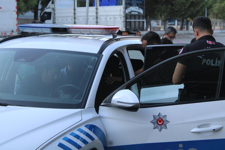 OKUL ÖNÜNDE POMPALI TÜFEKLE GEZEN 2 ŞÜPHELİ YAKALANDI