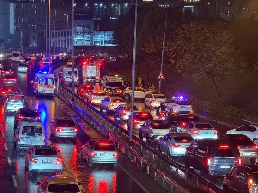 Kontrolden çıkan otomobil aydınlatma direğine çarptı: 1 yaralı