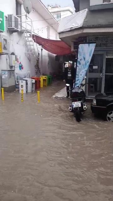 İzmir'de sağanak sokakları göle çevirdi