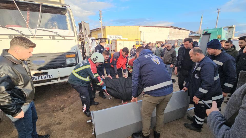 TAMİR ETTİKLERİ KAMYONUN KASASI ÜZERLERİNE DÜŞTÜ: 2 ÖLÜ, 1 YARALI OĞLUNU KURTARAN ADAMA HAYATINI KAYBETTİ