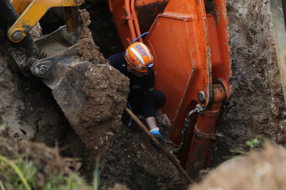 Toprak altında kalan işçinin cansız bedenine ulaşıldı