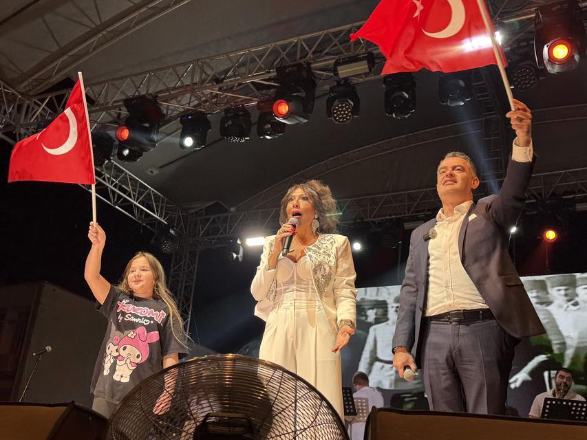 Işın Karaca Koçarlı’da sahne aldı: Festivalde coşku dorukta