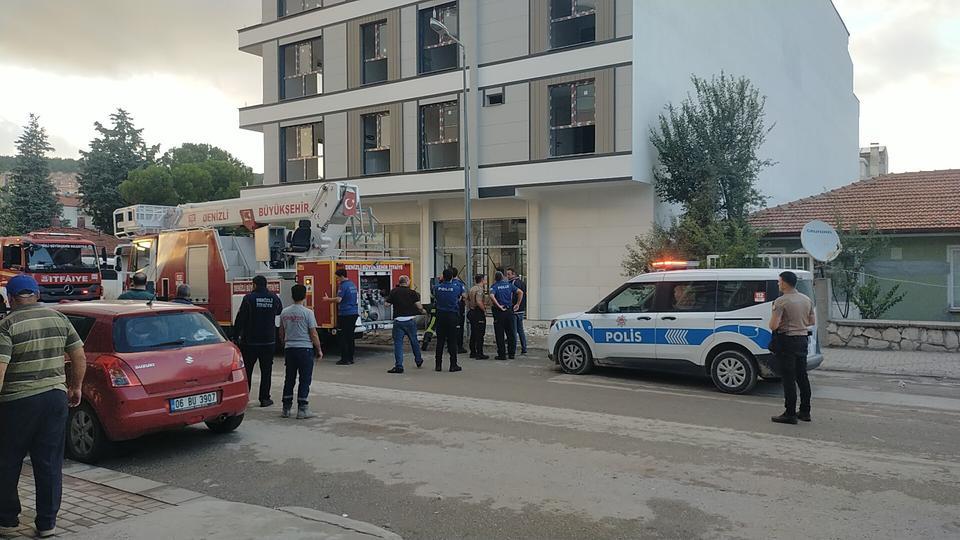 EŞİYLE TARTIŞIP ÇATIYA ÇIKAN GENCİ BAŞKAN SON ANDA ÇEKİP ALDI