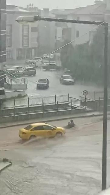 Sele kapılan kadını, taksici kurtardı