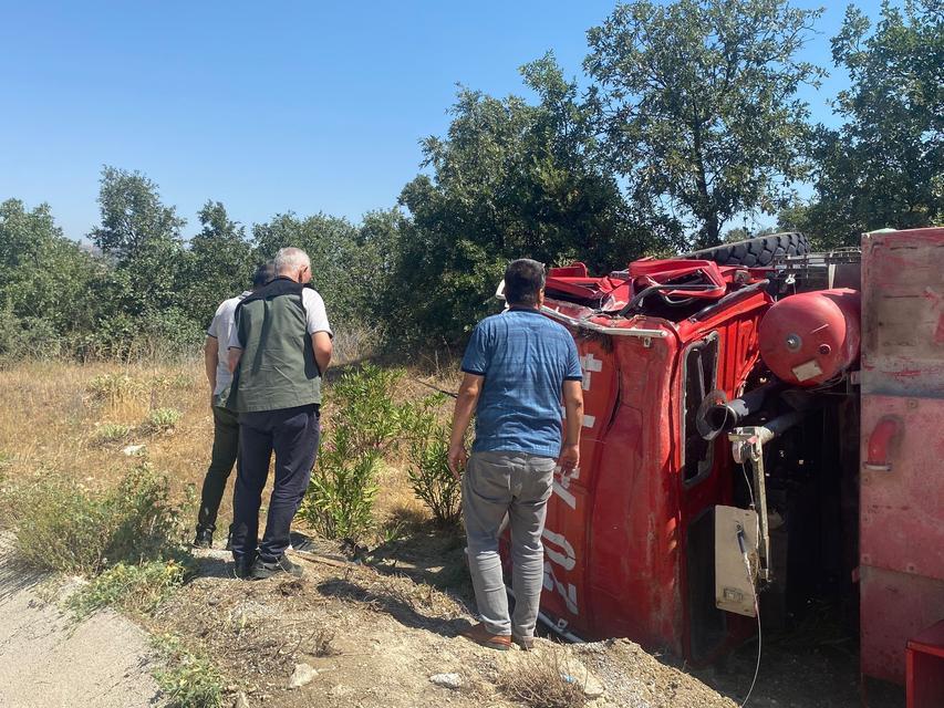YANGINA GİDEN ARAZÖZÜN DEVRİLMESİ SONUCU 3 PERSONEL YARALANDI