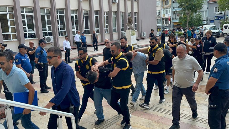 Aydın’da genç kız başından vurulmuş halde bulunmuştu: 5 şüpheli adliyede