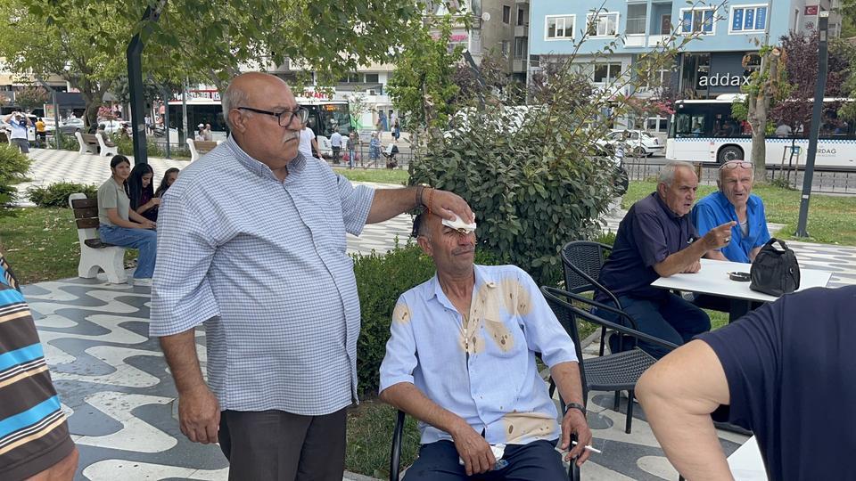 Sandalyeyi kendisine küfreden adamın başında kırdı