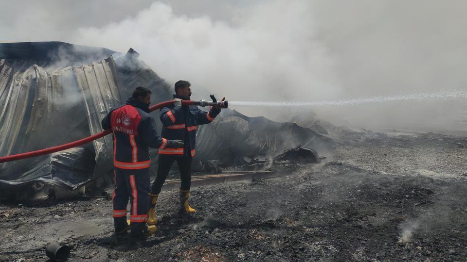 VAN'DA GERİ DÖNÜŞÜM TESİSİNDE ÇIKAN YANGINA İTFAİYE EKİPLERİ VE TOMA'DAN MÜDAHALE