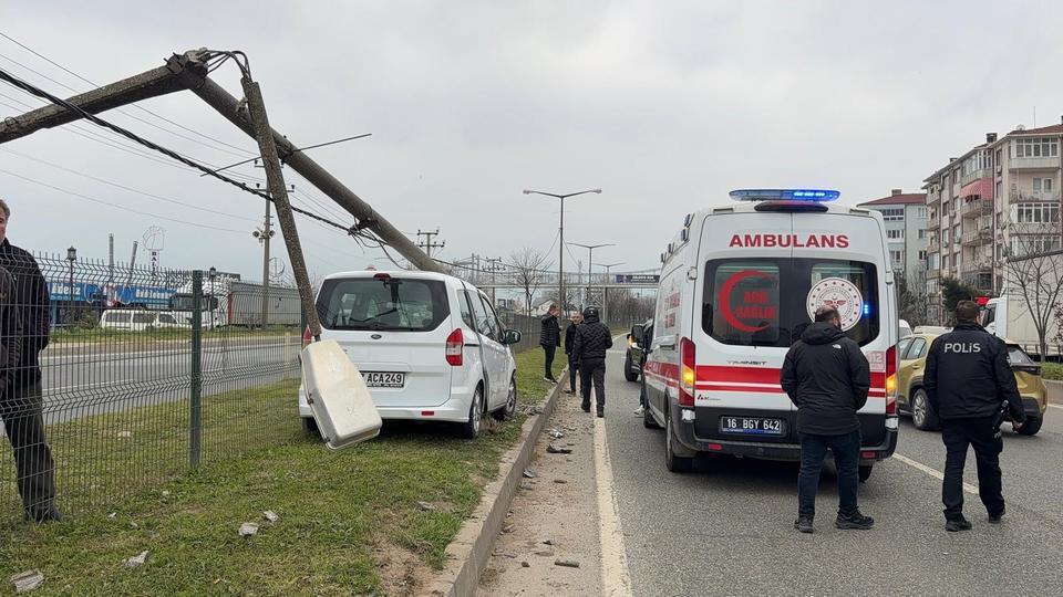 Direğe çarpan otomobildeki 2 kişi yaralandı