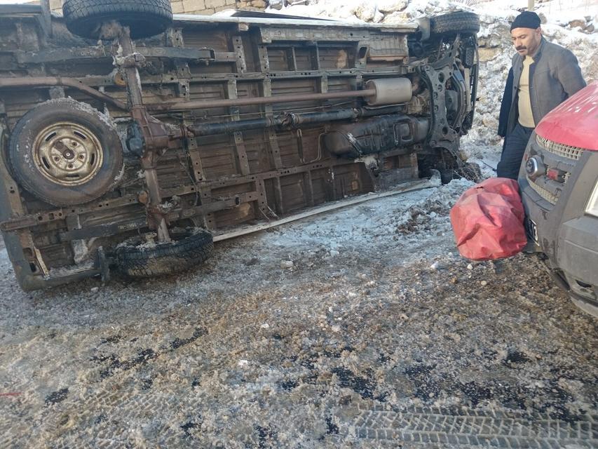 HAKKARİ'DE ÖĞRETMEN SERVİSİ DEVRİLDİ: 12 YARALI