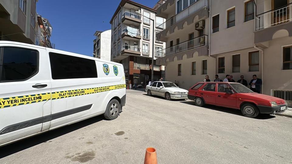 Kadının kapıda unuttuğu çantadaki altın ve paraları çaldılar