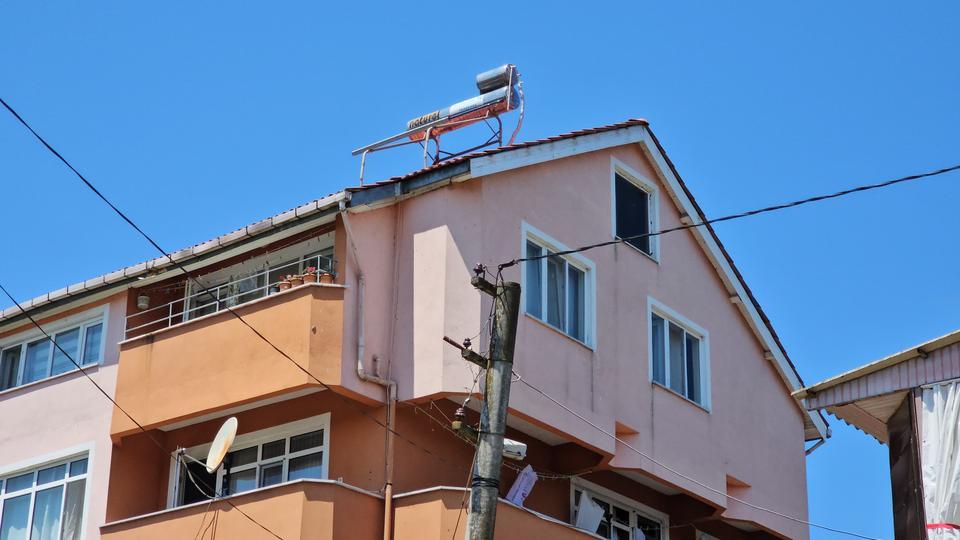 Eşini bıçaklayarak öldürdü