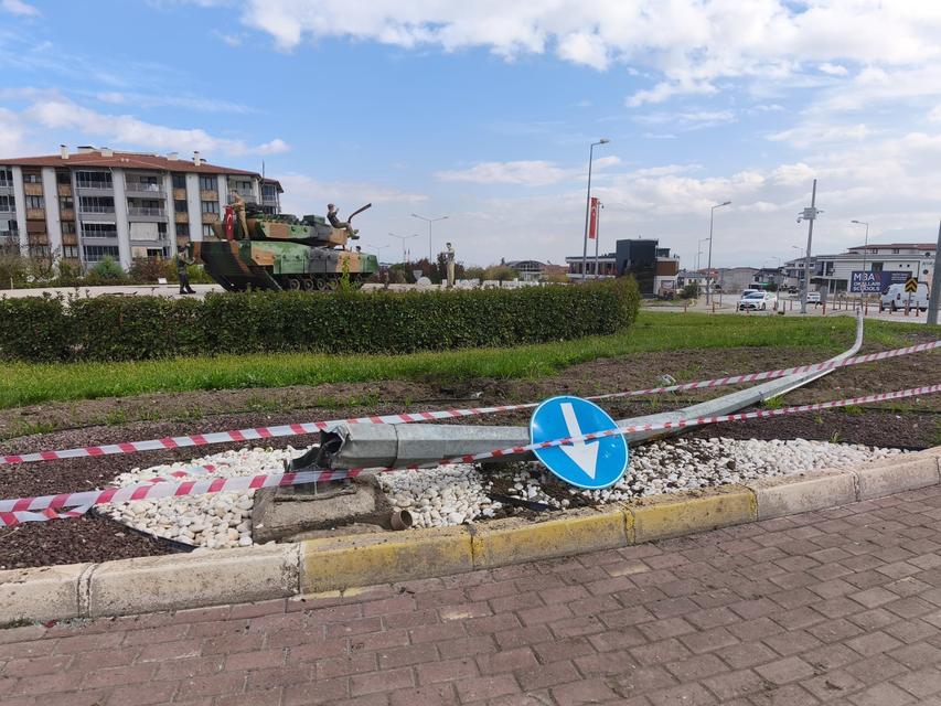 Feci kaza: otomobil heykellere çarptı
