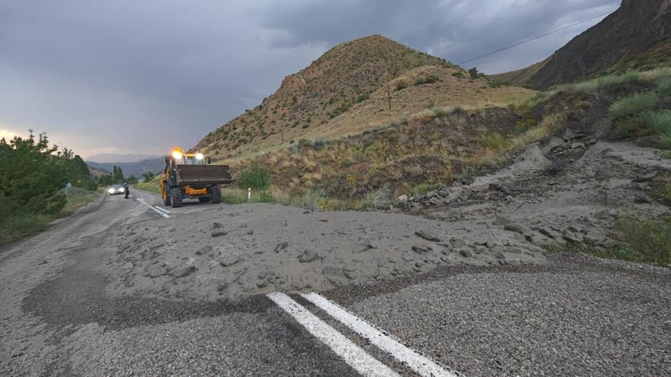 Sel yolu kapattı