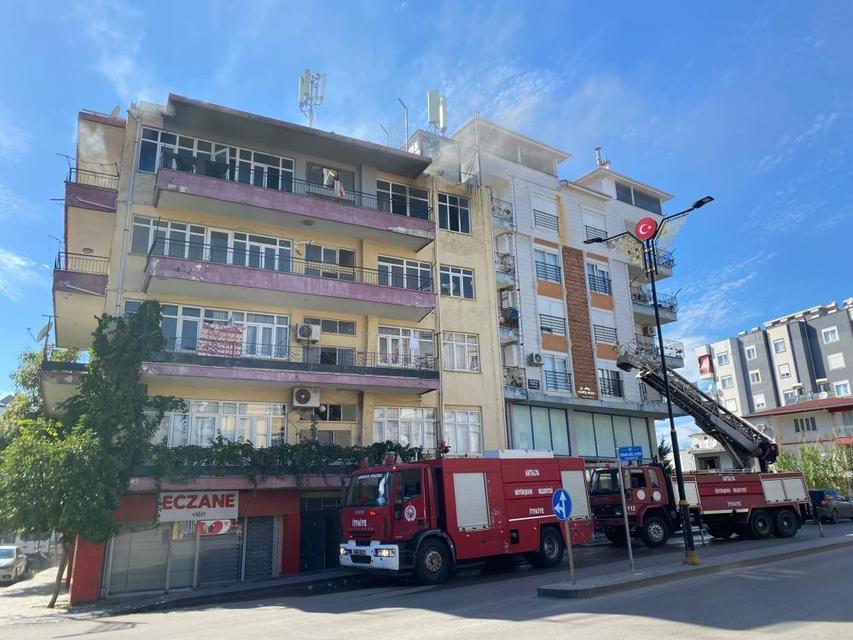Çıkan yangında balkonda mahsur kalan 5 çocuğu itfaiye ekipleri kurtardı