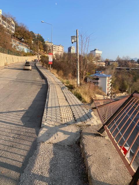 Kamyonet, 7 metre yükseklikten düştü