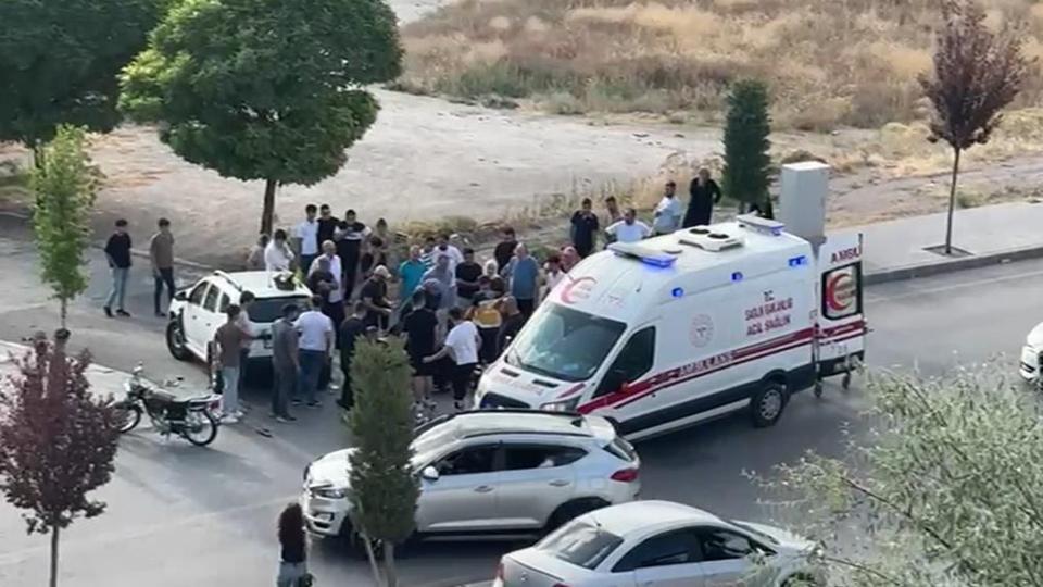 Otomobil ile motosiklet çarpıştı 2 yaralı