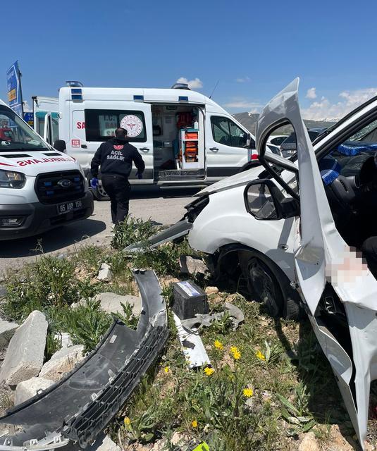 Otomobiller çarpıştı: 4 ölü, 2 yaralı