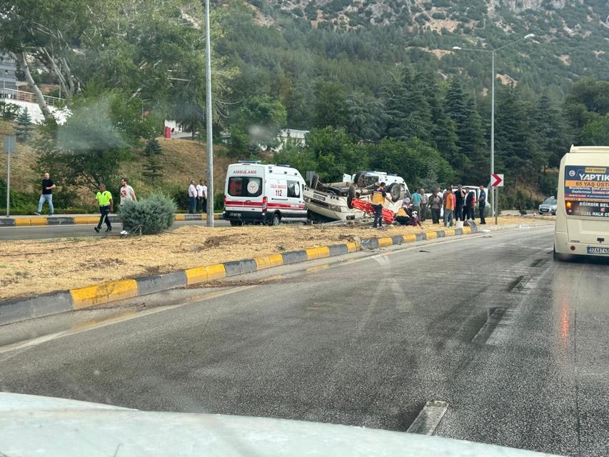 Minibüs, yağmur nedeniyle kayganlaşan yolda devrildi: 1'i ağır 9 yaralı