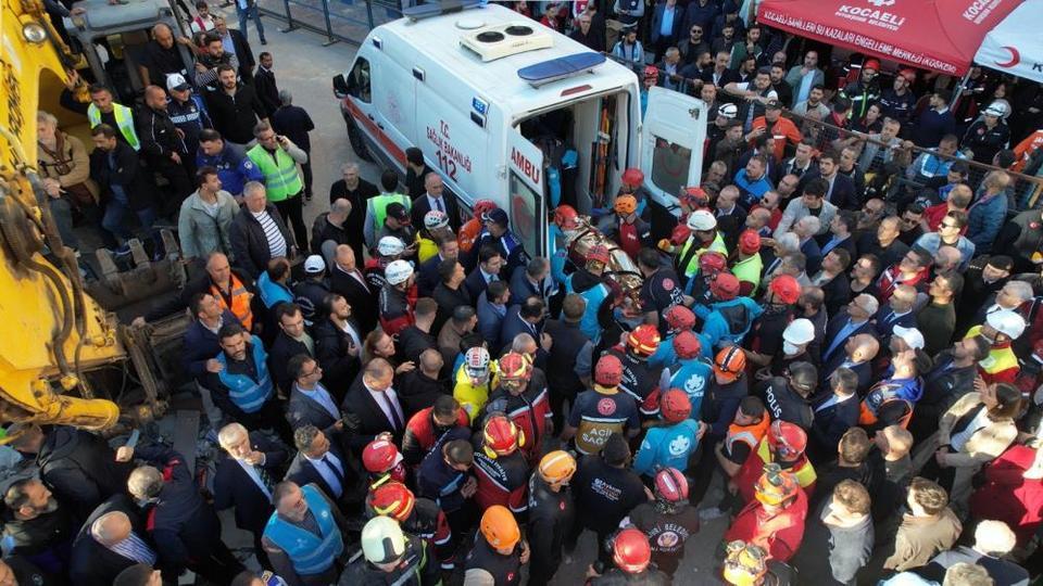 6 katlı binanın enkazından 18 yaşındaki genç kız kurtarıldı