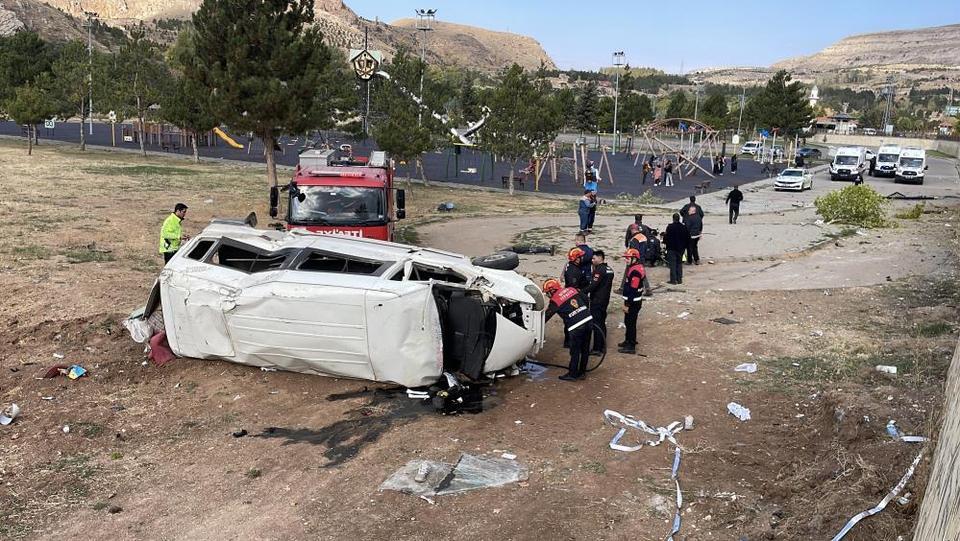 Minibüs istinat duvarından aşağı devrildi: 4 yaralı