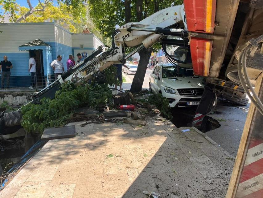 Vinç devrildi, kepçe dereye uçtu!